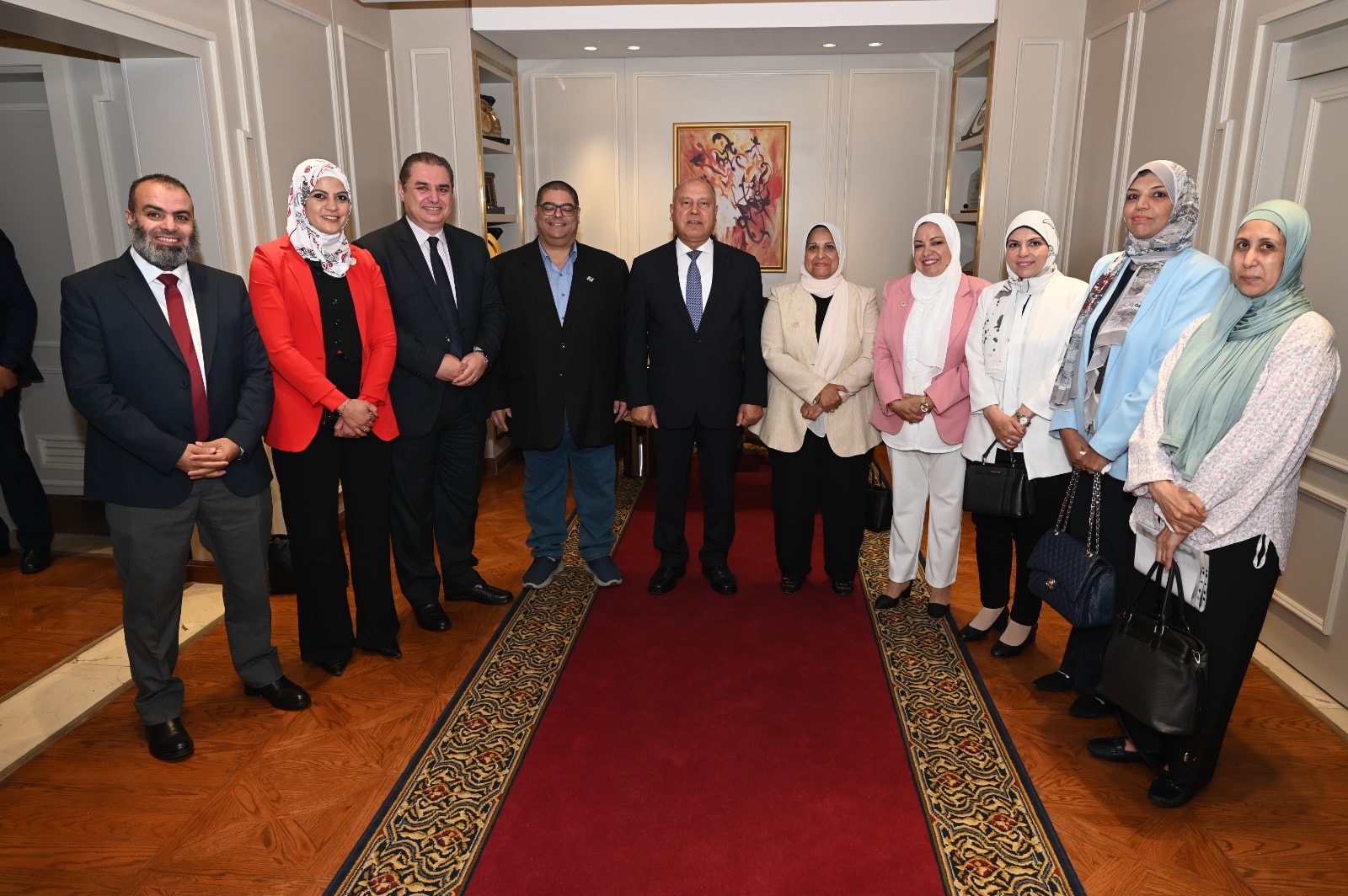 نائب رئيس مجلس الوزراء للتنمية الصناعية وزير الصناعة والنقل يسلم شهادات التحقق من تقارير البصمة الكربونية لـ6 شركات محلية رائدة في مختلف القطاعات الصناعية